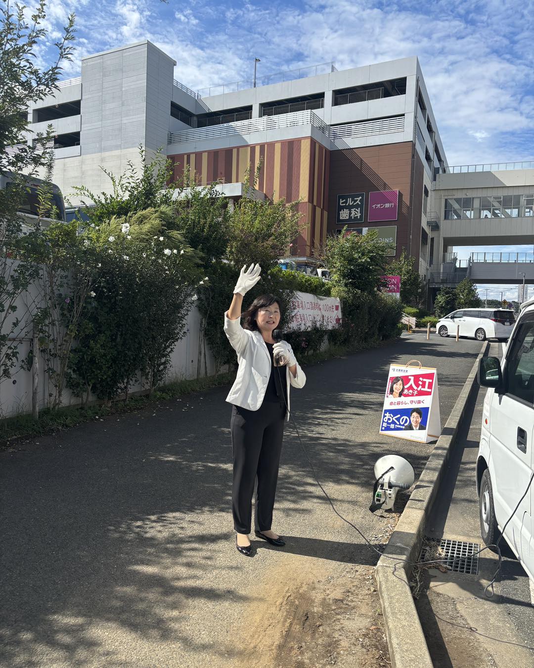 街頭でマイクを手に訴える県議(佐倉市内)