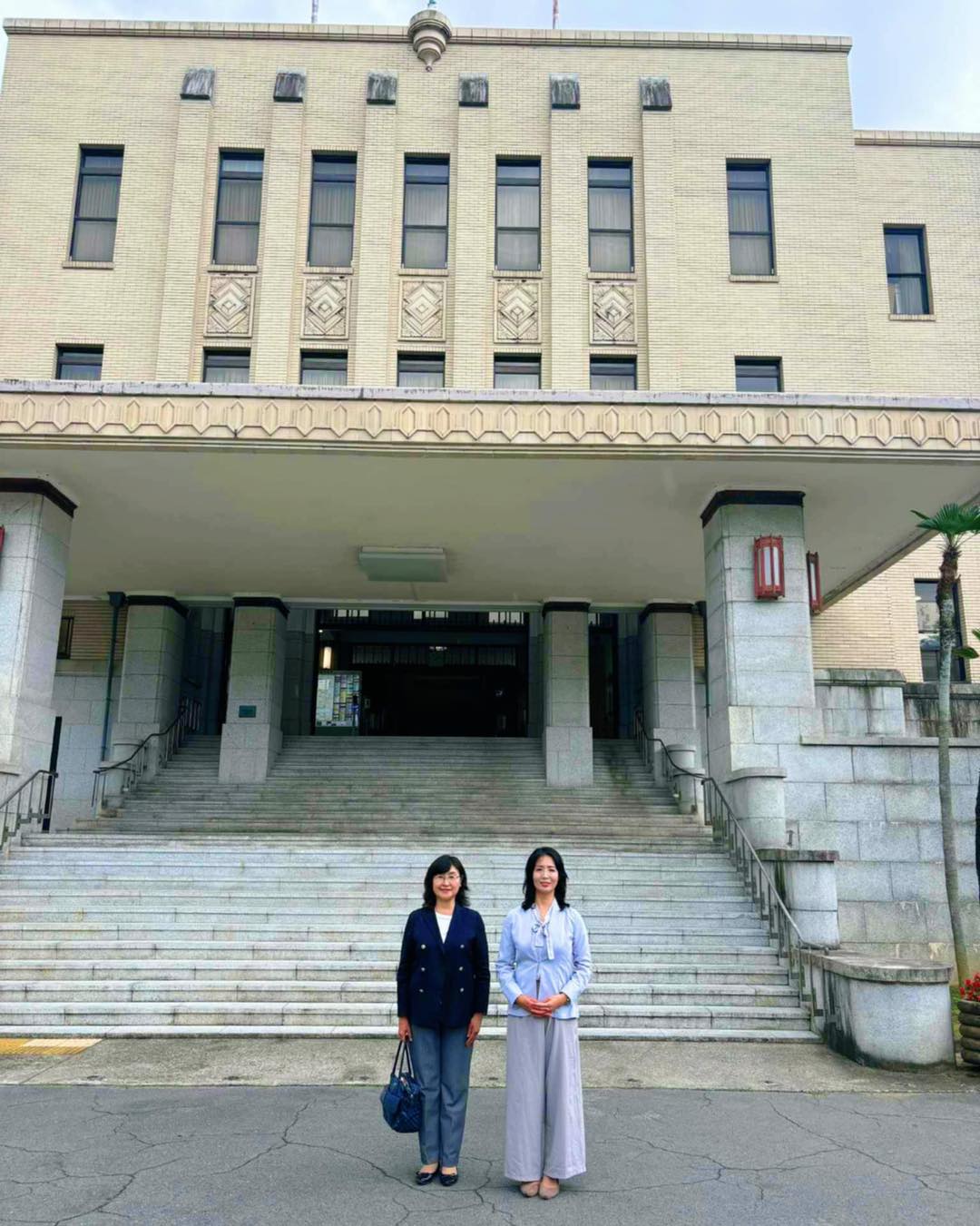 庁舎正面階段前で並ぶ視察メンバー(富山県庁)