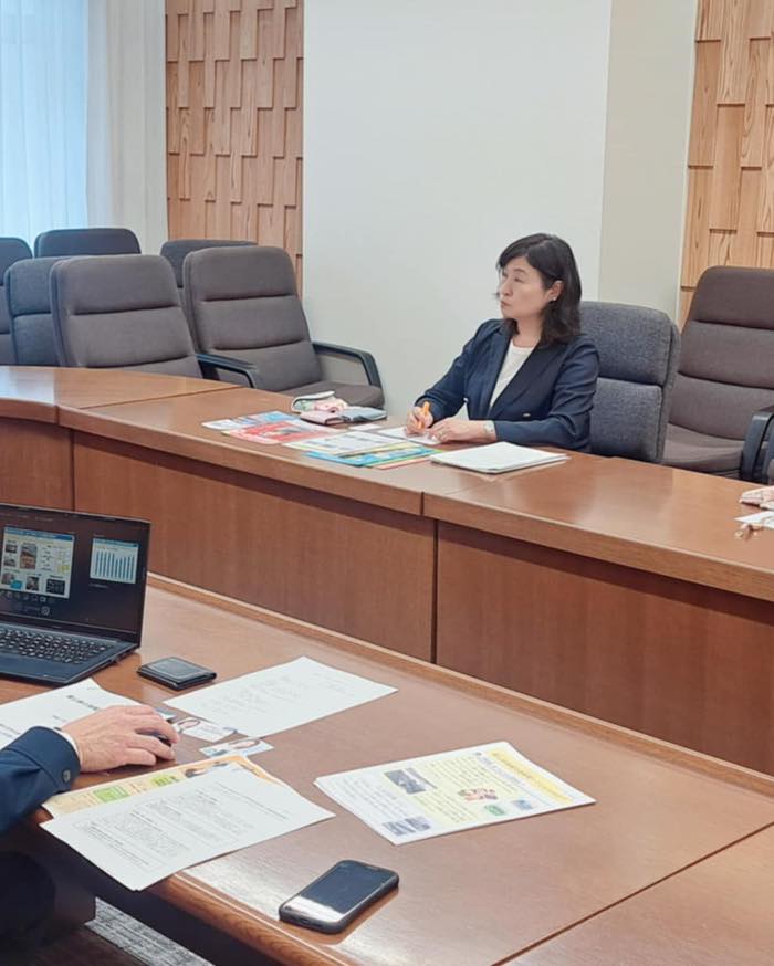 会議室で資料を前に意見交換する参加者(庁内打合せ)