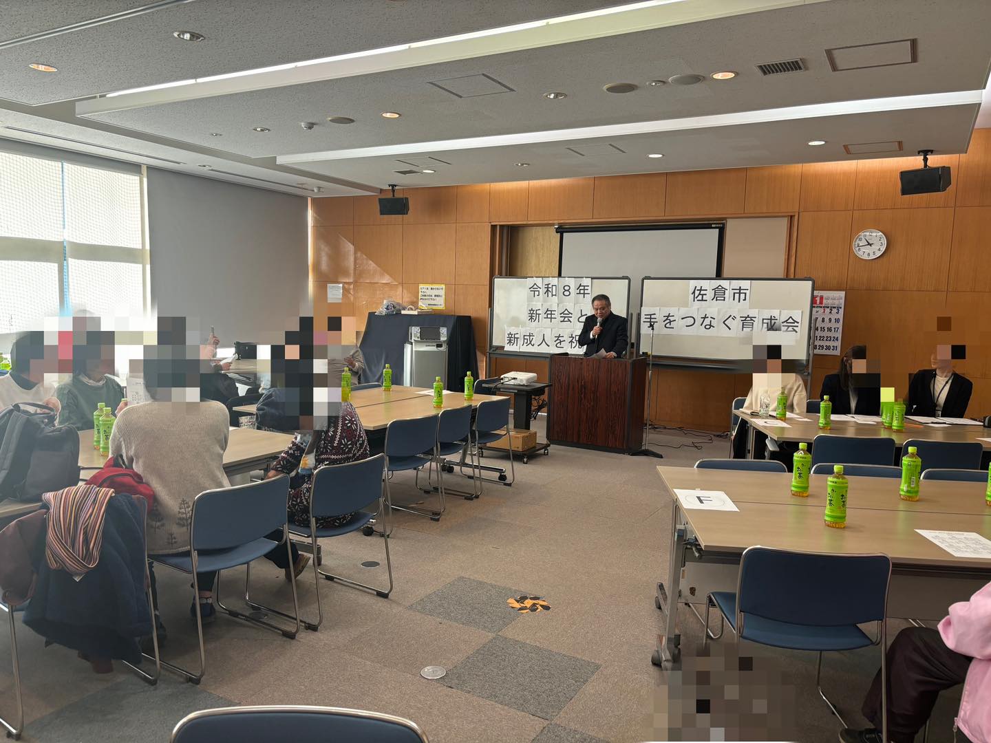 南部地域福祉センターで開かれた新年会と新成人を祝う会の会場全景